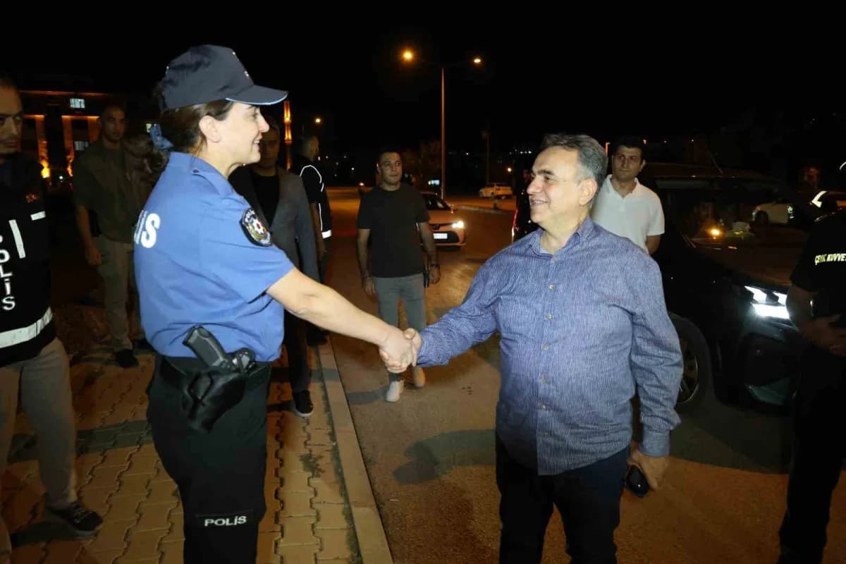 Elazığ'da üniversite yurtları ve kampüs çevresinde güvenlik denetimi yapan polis ekipleri