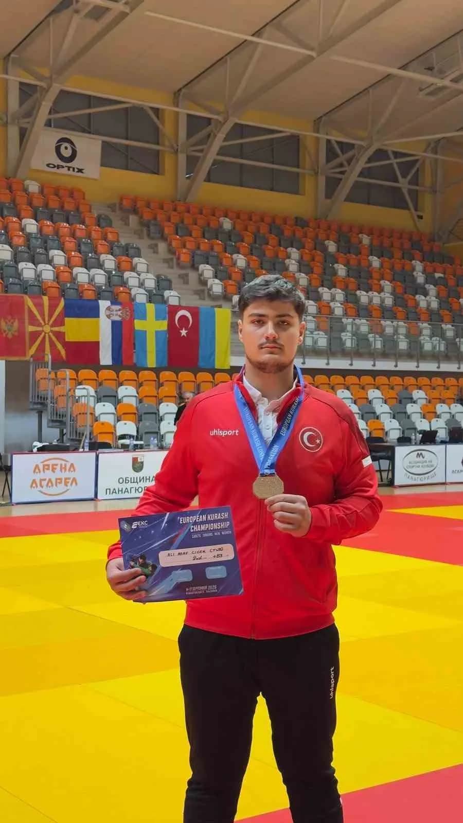 Elazığlı sporcu Ali Asaf Çiçek Avrupa Kuraş Şampiyonası'nda madalya töreninde