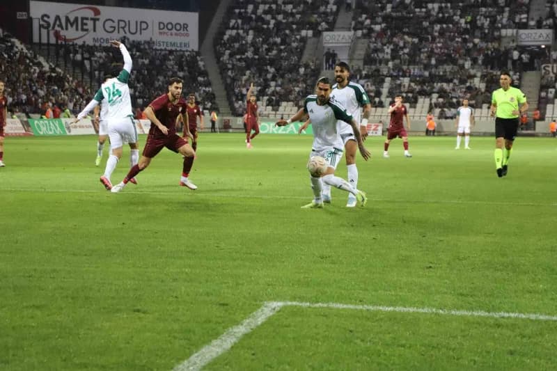 Elazığspor futbolcuları TFF 2. Lig maçında Aliağa FK karşısında gol sevinci yaşıyor