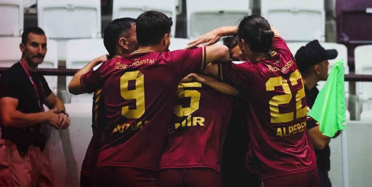 Elazığspor futbolcuları antrenman sahasında çalışırken teknik direktör Serdar Bozkurt oyunculara 2 gün izin verdi