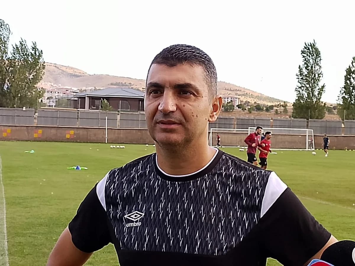 Elazığspor Teknik Direktörü Serdar Bozkurt antrenman öncesi açıklama yapıyor