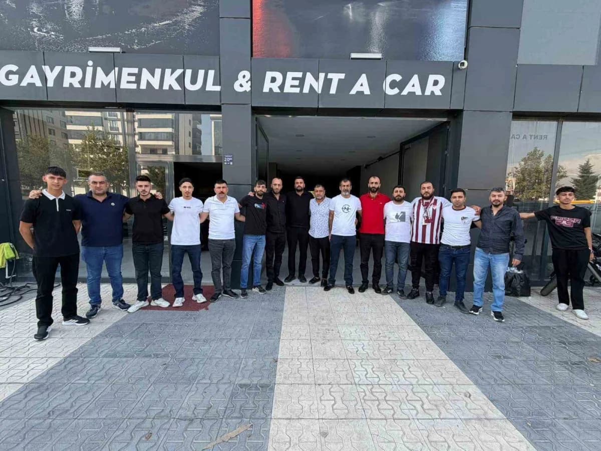 Elazığspor taraftar grupları Gakgoşlar Taraftar Derneği çatısı altında Atatürk Stadyumu Sürsürü kale arkasında bir araya