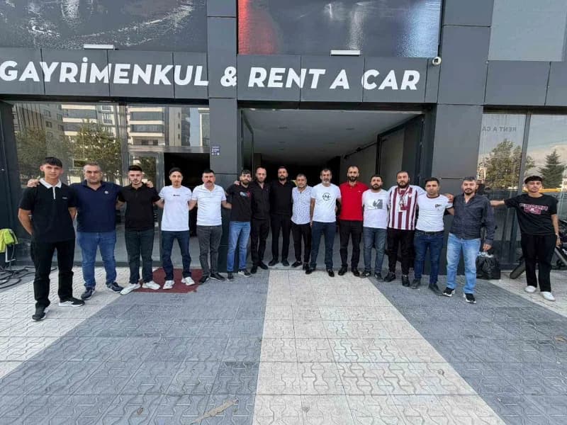 Elazığspor taraftar grupları Gakgoşlar Taraftar Derneği çatısı altında Atatürk Stadyumu Sürsürü kale arkasında bir araya