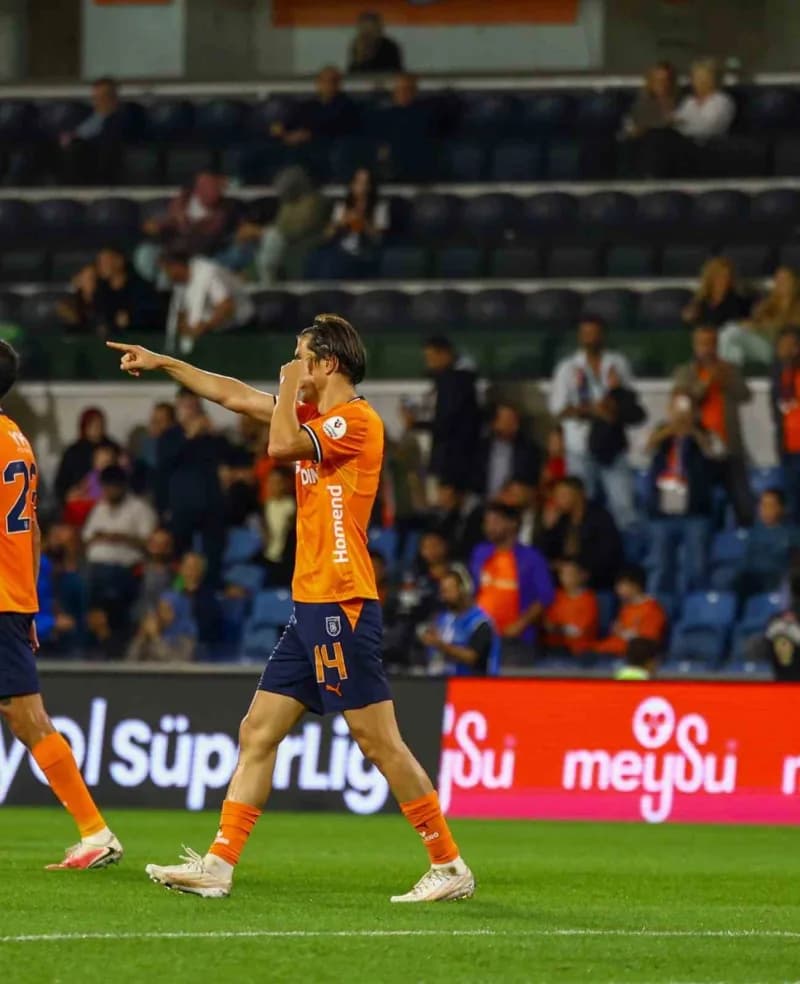Başakşehirli futbolcu Eldor Shomurodov, Gençlerbirliği maçında gol sevinci yaşarken
