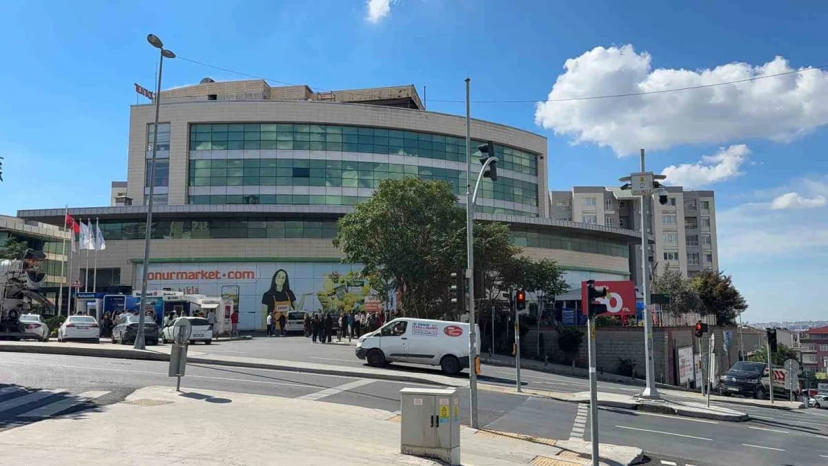 İstanbul Küçükçekmece’de bir market zincirine ait genel müdürlük binasının otoparkında park halindeki elektrikli otomobi