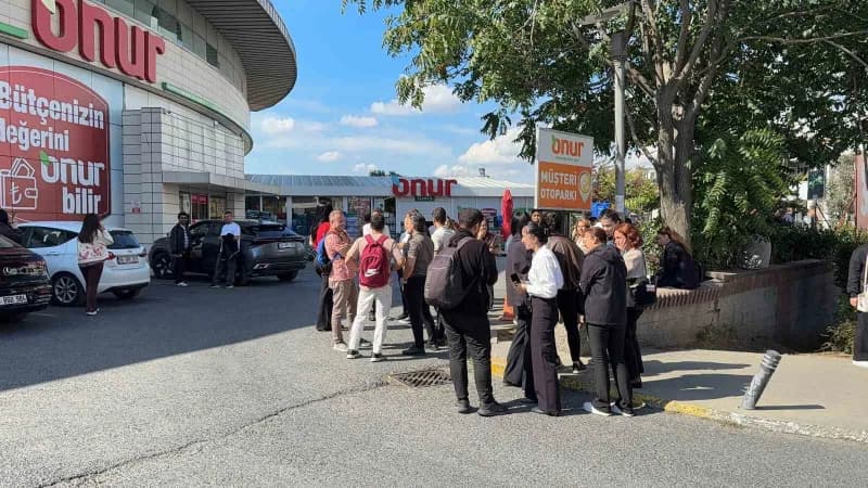 İstanbul Küçükçekmece’de bir market zincirine ait genel müdürlük binasının otoparkında park halindeki elektrikli otomobi