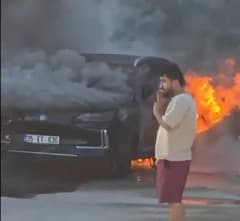 İzmir Torbalı'da park halindeki elektrikli otomobilin alevler içinde kalması