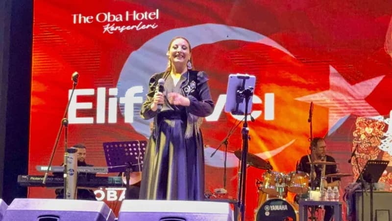 Türk halk müziğinin güçlü sesi Elif Avcı, Bodrum'da sahne aldığı konserde güçlü yorumuyla dinleyicilere müzik dolu bir g