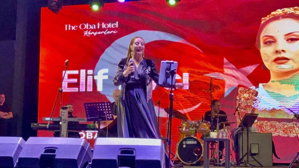 Bodrum’da Türk halk müziğinin güçlü sesi Elif Avcı sahne aldı