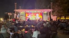 Bodrum The Oba Otel’de sahnede Türk halk müziği sanatçısı Elif Avcı performans sergiliyor