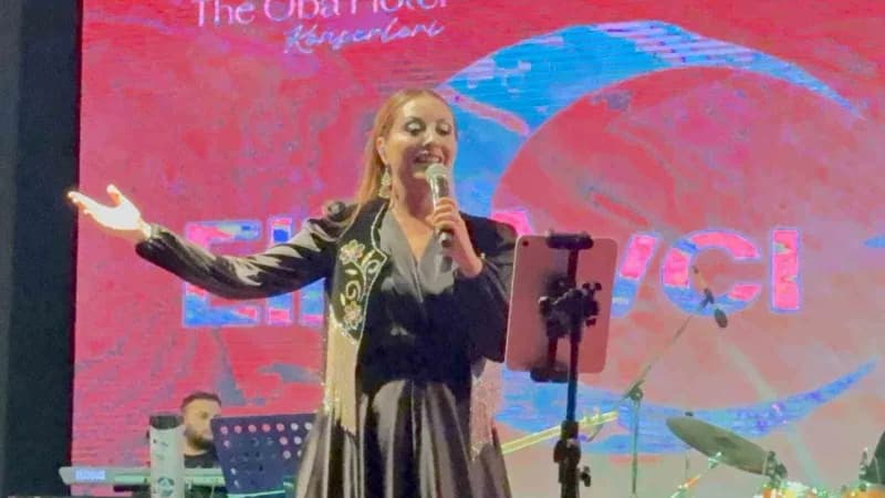 Türk halk müziğinin güçlü sesi Elif Avcı, Bodrum'da sahne aldığı konserde güçlü yorumuyla dinleyicilere müzik dolu bir g