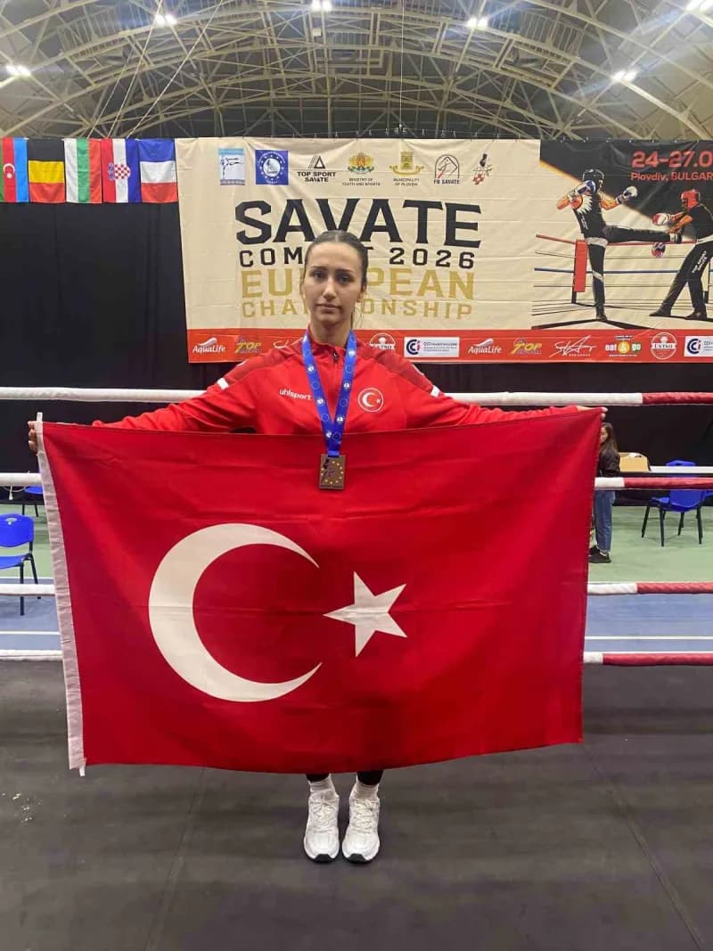 Kütahyalı sporcu Elif Kaya, Bulgaristan Plovdiv'deki Savate Combat Avrupa Şampiyonası'nda madalya töreninde
