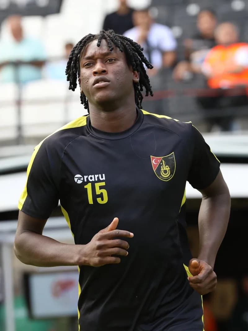 İstanbulspor’un 19 yaşındaki Gambiyalı futbolcusu Elvin Mendy, Manisa FK maçının ardından göğüs ağrısı şikayetiyle hasta