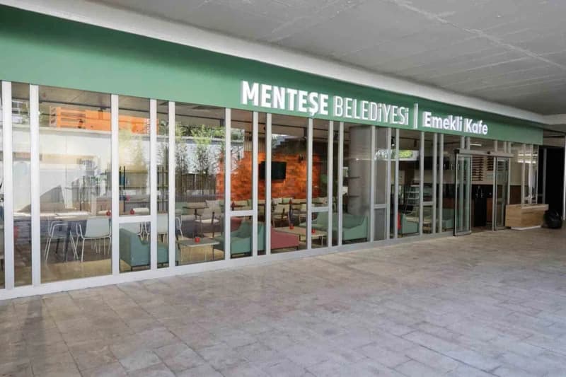 Menteşe Belediyesi’nin, emeklilerin sosyal yaşamını desteklemek için Kent Meydanında hayata geçirdiği Emekli Kafe, 24 Ey