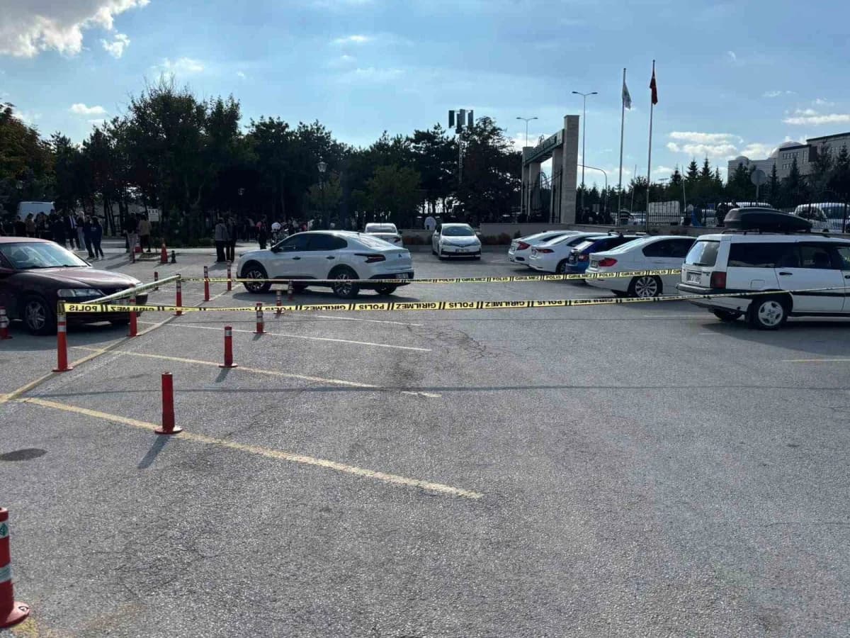 Anayasa Mahkemesi önünde emekli polis intihar olayı sonrası polis ekipleri güvenlik önlemi alıyor