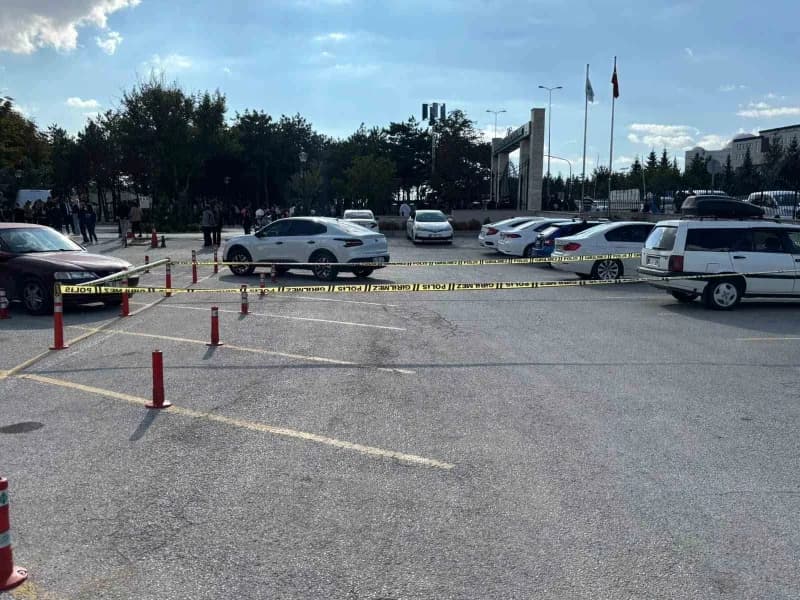 Anayasa Mahkemesi önünde emekli polis intihar olayı sonrası polis ekipleri güvenlik önlemi alıyor