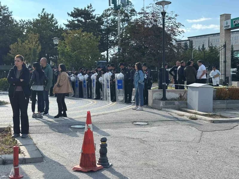 Ankara'da Anayasa Mahkemesi önünde seyyanen zam talebiyle eylem yapan emekliklerin, açıklama yapmaya hazırlandığı sırada
