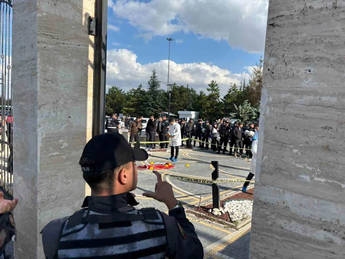 Ankara'da Anayasa Mahkemesi önünde seyyanen zam talebiyle eylem yapan emekliklerin, açıklama yapmaya hazırlandığı sırada