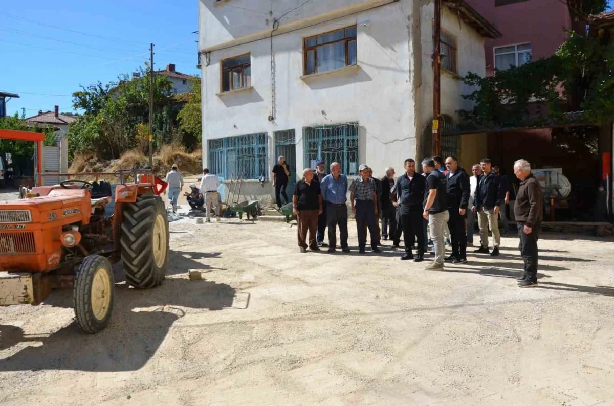 Kütahya’nın Emet ilçesinde Kaymakam Mehmet Alperen Başkapan, Eseler köyünde devam eden üst yapı çalışmalarını yerinde in