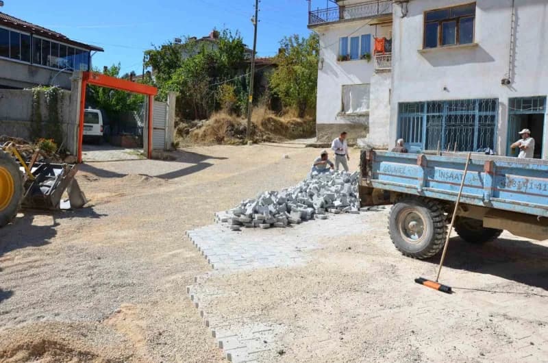 Kütahya’nın Emet ilçesinde Kaymakam Mehmet Alperen Başkapan, Eseler köyünde devam eden üst yapı çalışmalarını yerinde in
