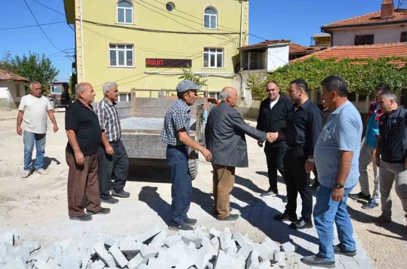 Kütahya’nın Emet ilçesinde Kaymakam Mehmet Alperen Başkapan, Eseler köyünde devam eden üst yapı çalışmalarını yerinde in