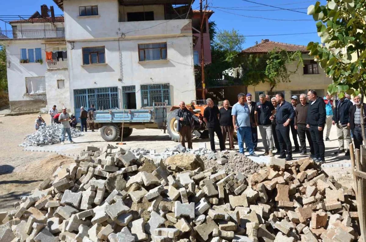 Kütahya Emet Kaymakamı Mehmet Alperen Başkapan Eseler köyünde üst yapı çalışmalarını incelerken