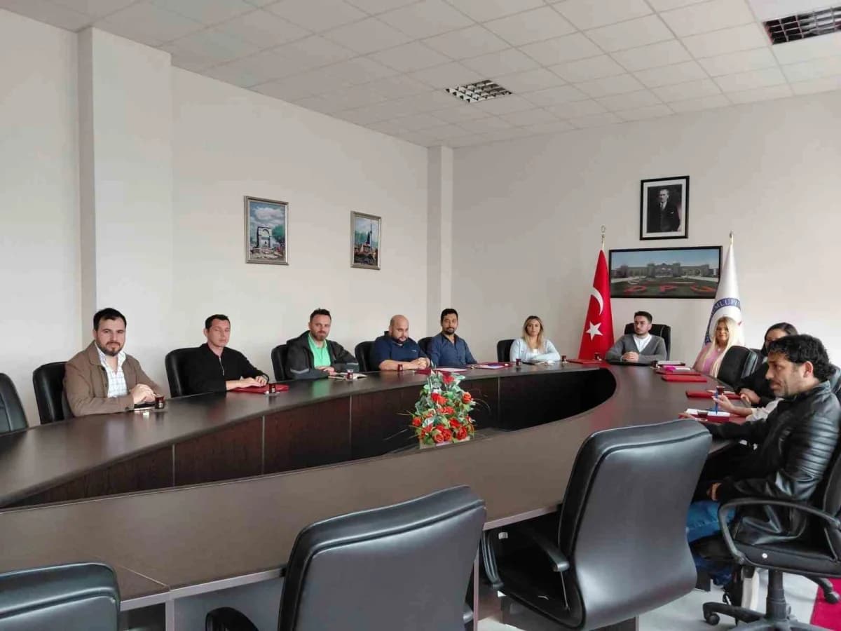 Kütahya Dumlupınar Üniversitesi Emet Meslek Yüksekokulu toplantı salonunda program gözden geçirme toplantısı