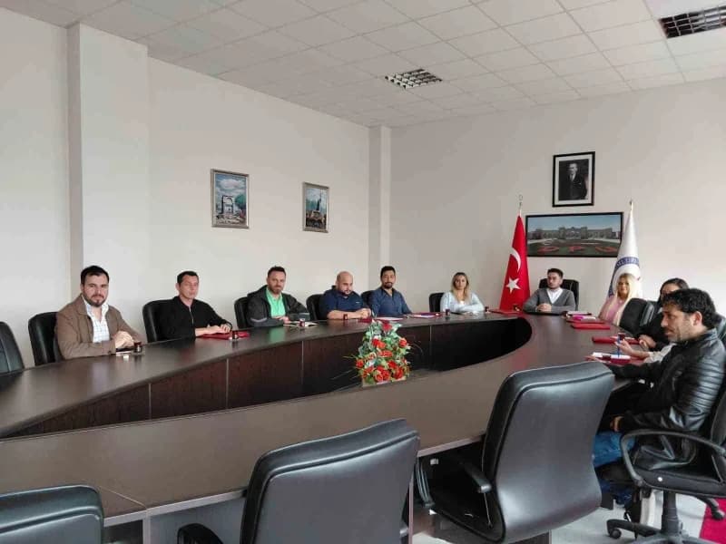 Kütahya Dumlupınar Üniversitesi Emet Meslek Yüksekokulu toplantı salonunda program gözden geçirme toplantısı