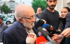 Emin Olcay Silivri Adliyesi önünde açıklama yapıyor