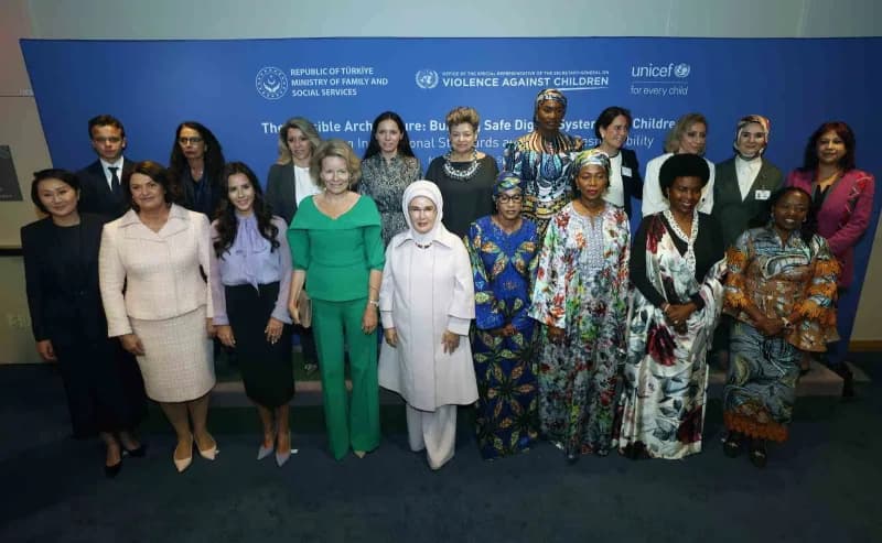 Programın başında Emine Erdoğan, Belçika Kraliçesi Mathilde ve lider eşleri ile diğer üst düzey isimler Aile fotoğrafı ç