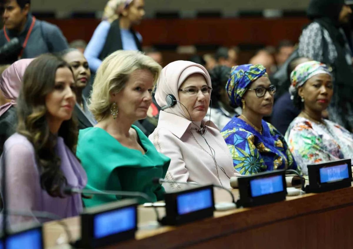 Emine Erdoğan, bu buluşmayı gerçekleştiren Aile ve Sosyal Hizmetler Bakanlığına ve davetine icabet ederek toplantıyı onu