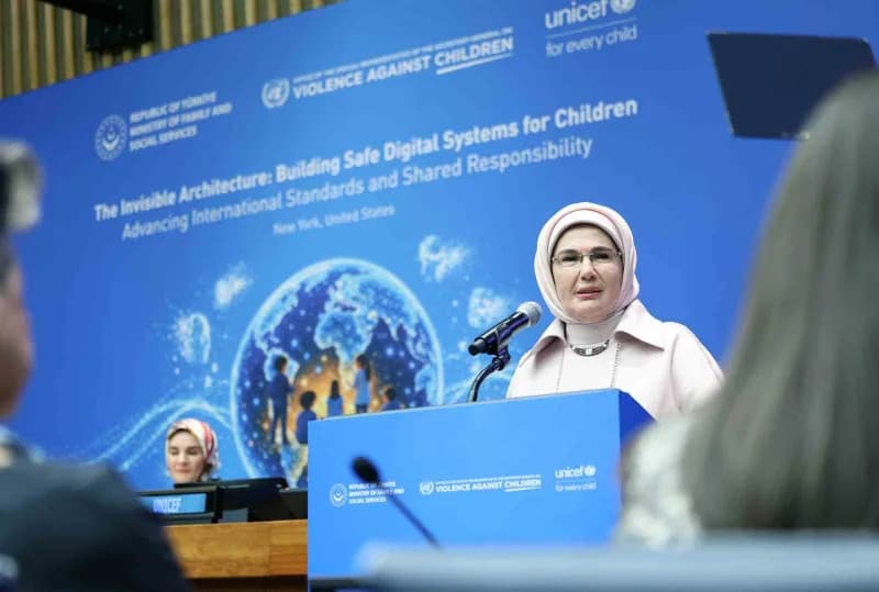 Emine Erdoğan, "Fakat ne yazık ki günümüzde çocuklar, zihinlerine ve dikkatlerine göz konulmuş, kullanıcı profiline indi
