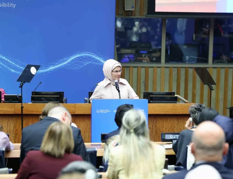 Emine Erdoğan, "Teknoloji, insanlığın değerlerine yabancı, tanımsız, sınırsız, filtresiz ve görünmez tuzaklarla dolu bir