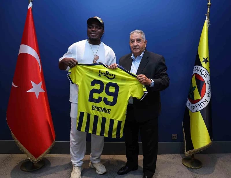 Emmanuel Emenike, Fenerbahçe Kulübü’nde yönetim kurulu üyeleriyle bir arada