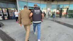 Emre Alkin’in güvenlik güçleri tarafından gözaltına alındığı anların görüntüsü