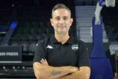 Çayırova Belediyesi Basketbol Takımı Başantrenörü Ender Arslan basın açıklaması yaparken