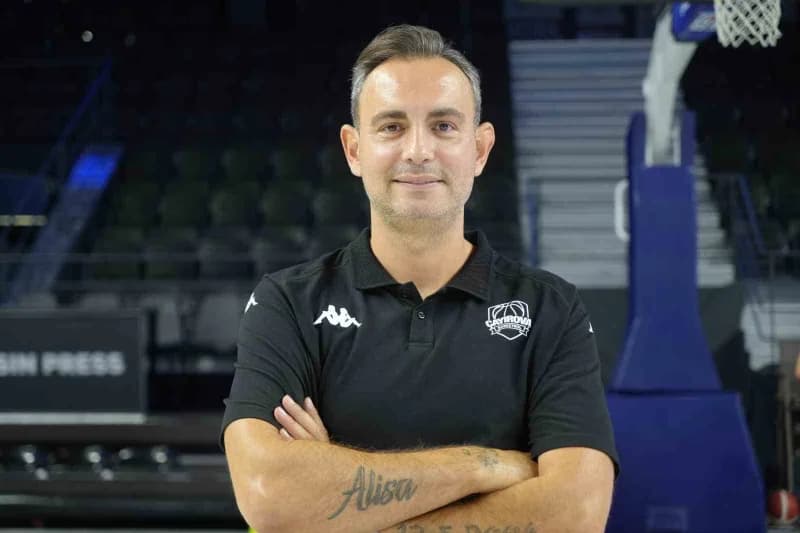 Çayırova Belediyesi Basketbol Takımı Başantrenörü Ender Arslan basın açıklaması yaparken