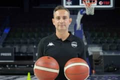 Ender Arslan, A Milli Erkek Basketbol Takımı Yardımcı Antrenörü olarak basın toplantısında konuşuyor