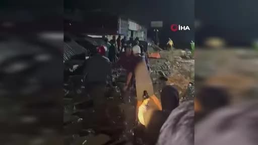 Endonezya Batı Sumatra’da sel sonrası kapalı yol ve arama kurtarma çalışmaları