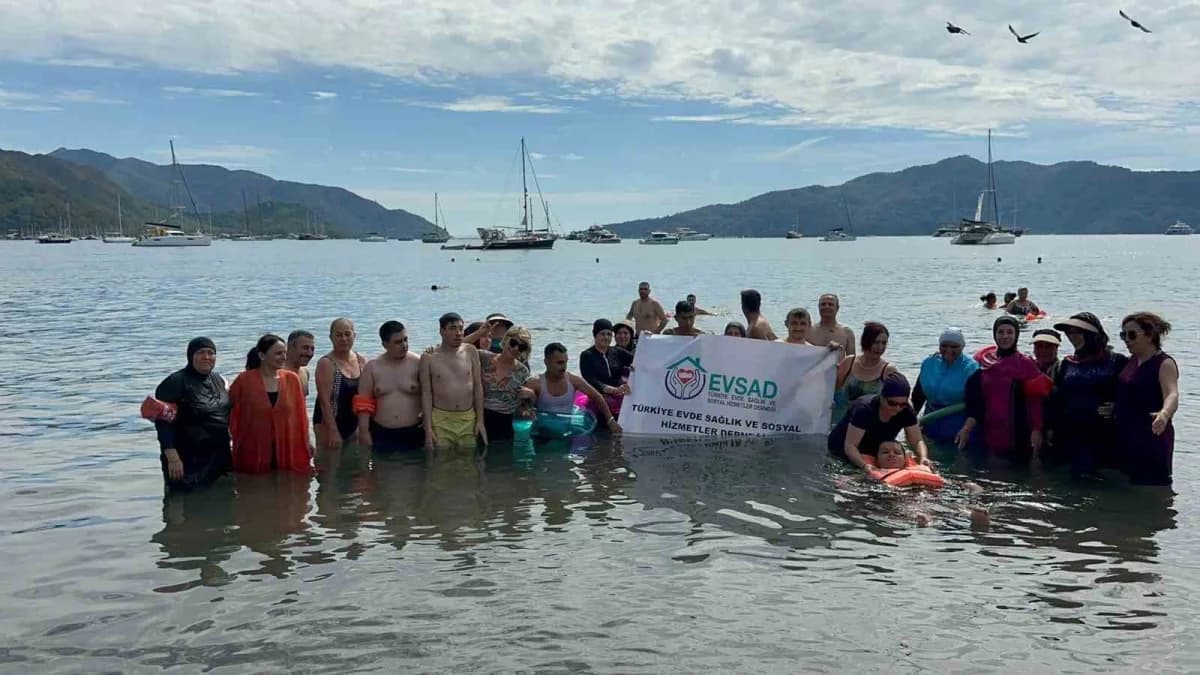 Marmaris engelsiz plajında denize giren engelli bireyler ve aileleri
