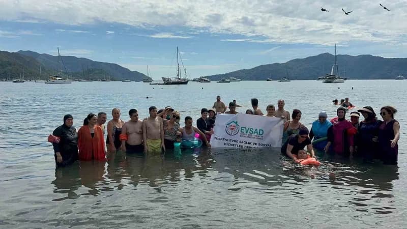 Marmaris engelsiz plajında denize giren engelli bireyler ve aileleri