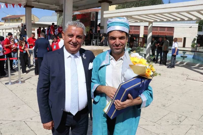 Ayakkabı ustası Ayvaz Şenlik (Sağda) şed kuşandı.