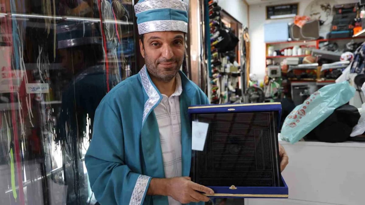 Ayakkabı ustası Ayvaz Şenlik şed kuşandı.