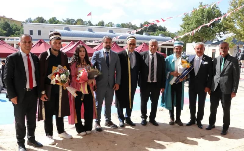 Ayakkabı ustası Ayvaz Şenlik şed kuşandı.