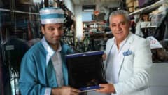 Kırşehir’de Ahilik Haftası kutlamalarında engelli esnaf Ayvaz Şenlik şed kuşanma töreninde kaftan giyerken
