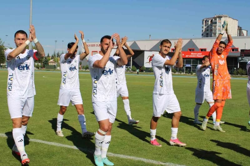 Erciyes 38 FK futbolcuları Atatürk Spor Kompleksi sahasında antrenman yapıyor