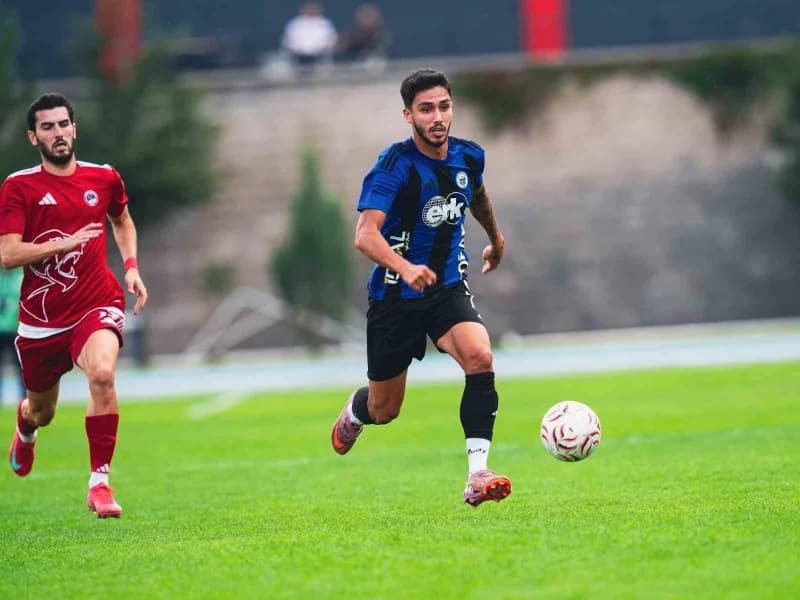 TFF 3. Lig 3. Grup maçında Erciyes 38 FSK ile Kırıkkale FK oyuncuları Atatürk Spor Kompleksi Yan Açık Saha'da mücadele e