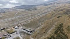Erciyes Kayak Merkezi’nde kurulum aşamasında olan yaklaşık 1.100 metrelik dağ kızağı parkuru ve teknik ekip çalışması