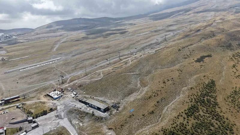 Erciyes Kayak Merkezi’nde kurulum aşamasında olan yaklaşık 1.100 metrelik dağ kızağı parkuru ve teknik ekip çalışması
