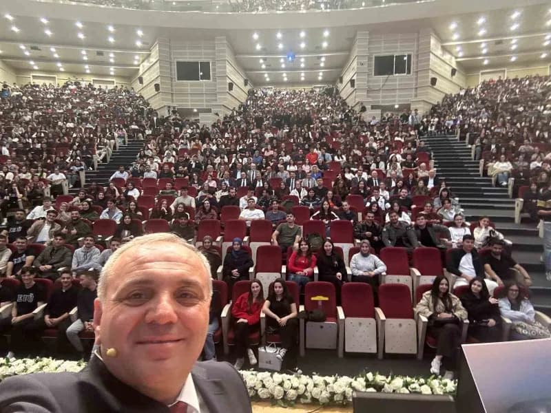 Erciyes Üniversitesi tanışma programında Rektör Prof. Dr. Fatih Altun ve öğrenciler etkinlikte bir arada